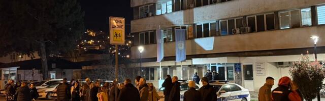 Privedena dvojica studenata, građani ispred zgrade Policijske uprave