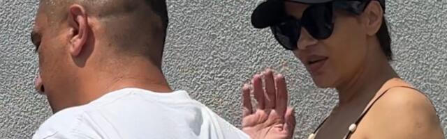 Minu Kostić brat sve vreme pridržava po izlasku iz bolnice: Pevačica sva u crnom, ovaj detalj privukao pažnju