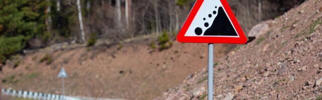 Oprezno na putu od Slatine ka Manastiru Studenica: Jedna kolovozna traka zatrpana kamenjem