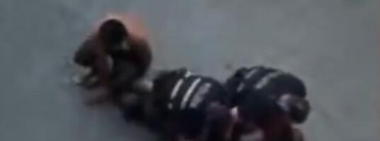 SNIMAK BRUTALNOG HAPŠENJA RAZBESNEO ITALIJU! Policajci ga svezali i poprskali biber-sprejom, on preklinjao za pomoć, pa IZDAHNUO! Porodica traži pravdu (VIDEO)