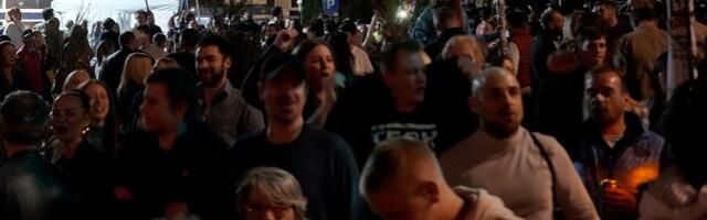 Dosad najveći broj na blokadi: Ispred RTS više od 15.000 ljudi! (FOTO)