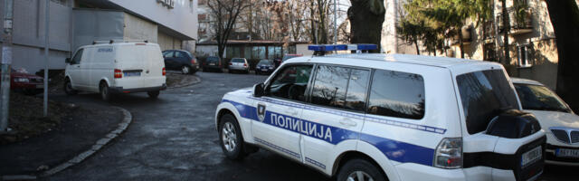 ČETIRI MALOLETNIKA UHAPŠENA U NOVOM SADU Izbacili muškarca iz stana i ukrali mu novac