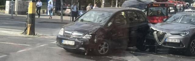 JEZIV SUDAR U CENTRU BEOGRADA! Slupani automobili stoje nasred raskrsnice! (FOTO)