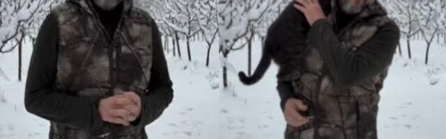 Nenad Jezdić čestitao Božić, recitovao stihove Jovana Dučića, a mačka koja mu je prišla je ulepšala snimak