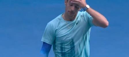 NOVAK U POTPUNOM ŠOKU - NIJE NI SLUTIO DA ĆE SE OVO DOGODITI: Pogledajte momenat kada je Italijan odlučio da odustane! (VIDEO)