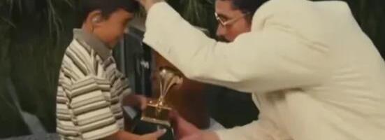 Internet bruji o dečaku sa Superboula: Bed Bani mu uručio Gremi, a svi vide jaku simboliku