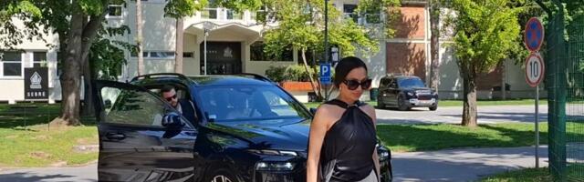 Ceca u džipu stigla na snimanje ZG, široke pantalone i poseban detalj na majici: Ovako izgleda danas