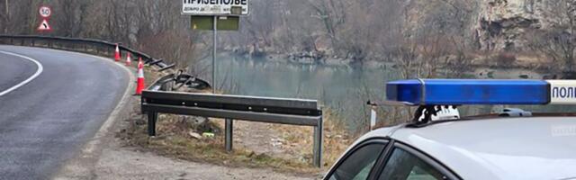 Drama u kanjonu Lima: Vozač izgubio kontrolu, pa automobilom sleteo u reku!