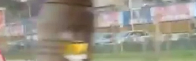 U invalidskim kolicima se prometnom saobraćajnicom VOZIO U SUPROTNOM SMERU (VIDEO)