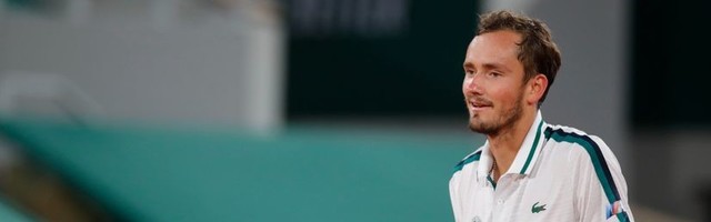 Klizava trava i tanki živci, Medvedev ispao u prvom kolu