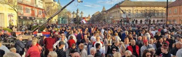 HILJADE LJUDI ČEKA OBRAĆANJE PREDSEDNIKA VUČIĆA NA GODIŠNJICU BOMBARDOVANJA NAŠE ZEMLJE! (FOTO)