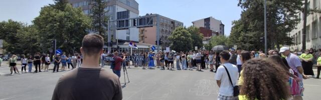 Generacija koja neće ćutati : Maturanti poslednji dan škole blokirali raskrsnicu kod Studentskog doma (FOTO)