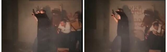 Potegnut pištolj tokom sukoba ispred prostorija SNS na novosadskom Bulevaru oslobođenja (VIDEO)