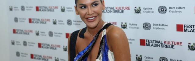 "Cela sam mokra": Pevačicu zbog bolova nosili po avionu