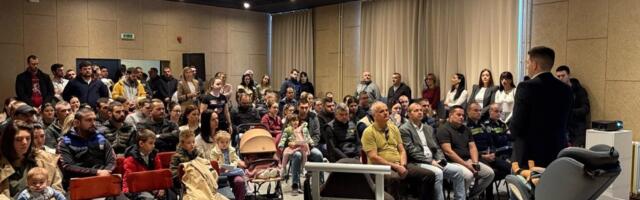 Poklon za roditelje: U Obrenovcu organizovana podela besplatnih dečijih auto-sedišta