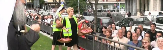 Патријарх Порфирије благословио вернике који чекају на поклоњење Појасу Пресвете Богородице