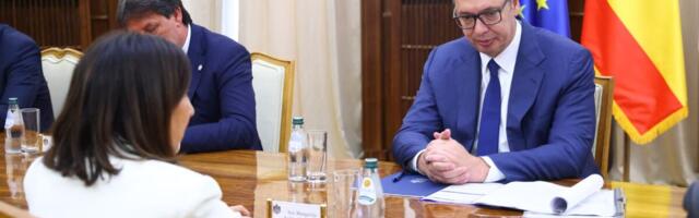 UŽIVO VUČIĆ SE SASTAO SA MINISTARKOM ODBRANE ŠPANIJE: Sledi ceremonija dodele odlikovanja porodici heroja Milovana Jovanovića, poginulog u Libanu