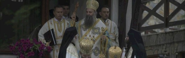 (VIDEO, FOTO) PATRIJARH OSVEŠTAVA CRKVU SVETOG ARHANGELA GAVRILA U MANASTIRU TUMANE! Nekoliko hiljada ljudi prisustvuje događaju!