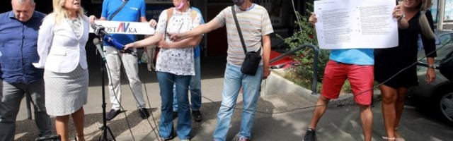 Incident! SNS-ovke vređale čelnike DS