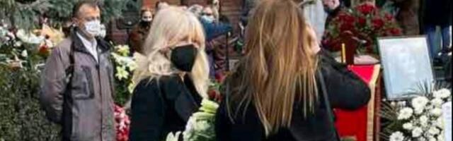 Udovica Marinka Rokvića na sahrani Merime Njegomir NE MOŽE DA IZDRŽI BOL