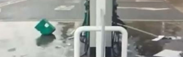 Automobil se brzinom svetlosti stvorio i razlupao pola benzinske pumpe! (VIDEO)