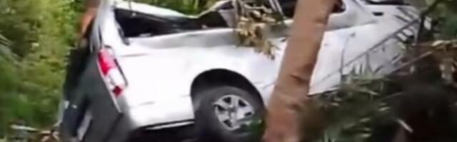 MINIBUS UDARIO U DRVO, POGINULO PET TURISTA Objavljeni snimci nakon stravične nesreće na Baliju (VIDEO)