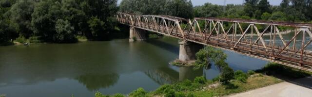 Most na Velikoj Moravi preti da se SRUŠI, meštani u strahu: "Umesto 10 minuta sad putujemo sat i po vremena"