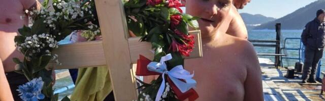 BRAVO ZA HRABROG DEČAKA! Ognjen ima 12 godina i prvi je doplivao do Časnog krsta na Zlatarskom jezeru (FOTO)