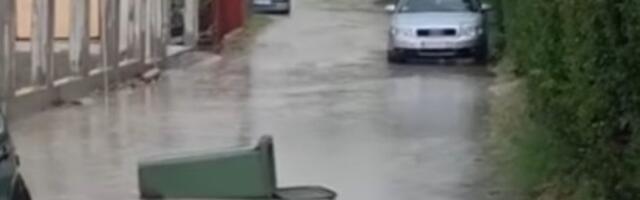 Snažno nevreme pogodilo Kragujevac! Ulica potopljena (VIDEO)
