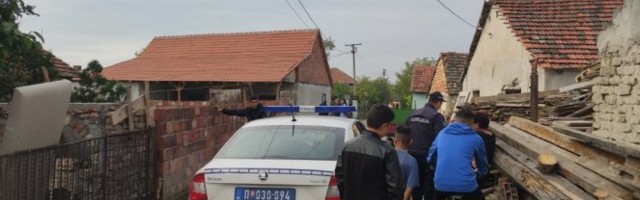 ŠTA SE DEŠAVA SA LJUDIMA?! Mušakarac pucao iz automata u svom dvorištu!