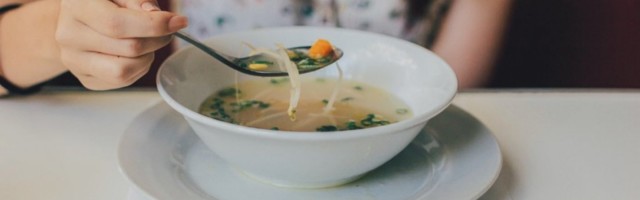 NAUKA DALA ODGOVOR NA VEČITO PITANJE: Da li se zaista možemo osećati bolje od PILEĆE SUPE kada smo bolesni?