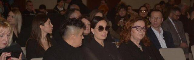 CECA ZAUZELA MESTO U PRVOM REDU, MARIJA ŠERIFOVIĆ ODMAH PORED NJE: Srceparajuće scene pred sam početak KOMEMORACIJE Saši Popoviću!