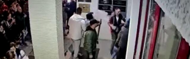 ŠTA SE SINOĆ DESILO U ČAČKU: Tuča na Gradskom trgu između studenata i srednjoškolaca, besni opozicionari upali u SKUPŠTINU GRADA (VIDEO)