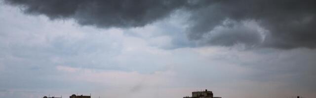 POGLEDAJTE PRIZORE KOJI PRIKAZUJU SNAGU NEVREMENA KOJE JE POGODILO SRBIJU Dramatične scene: Oluja izazvala bujice, u Vojvodini padaju kugle grada (FOTO)