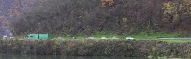 STRAVIČAN UDES TRI AUTOMOBILA U OVČARSKO-KABLARSKOJ KLISURI! Ima povređenih!