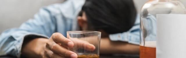 Šef avio-kompanije: Zabranite alkohol ujutru zbog pijanih putnika