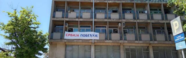 Spirić: Na institucijama u Leskovcu osvanula parola “Srbija pobeđuje”: DA li SNS budi opet duhove devedesetih?