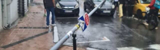PALA BANDERA NASRED PUTA! Haos u centru Beograda, stvara se saobraćajna gužva! (FOTO)