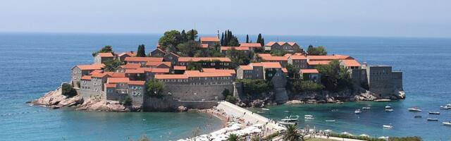 Građani blokirali ulaz na "Sveti Stefan", protestovali jer kompleks nije otvoren za sve kupače