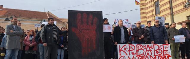 Petnaestominutna blokada kod Gradske uprave: Odata pošta stradalima u Novom Sadu FOTO/VIDEO