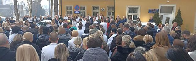 Zdravstveni radnici podržali studente: 15 minuta tišine u krugu užičke bolnice