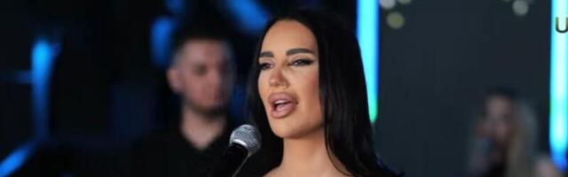 Kaći grudi iskočile iz korseta, a šlic na haljini dosegao do samih gaćica! Pevačica pokazala više nego što je planirala