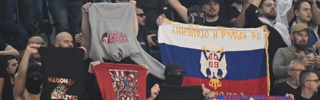 Sramota usred Sarajeva: Nikad gore vređanje Srba, trobojku su okrenuli naopačke, a tri navijačke grupe žestoko isprozivane čuvenom pesmom /VIDEO/