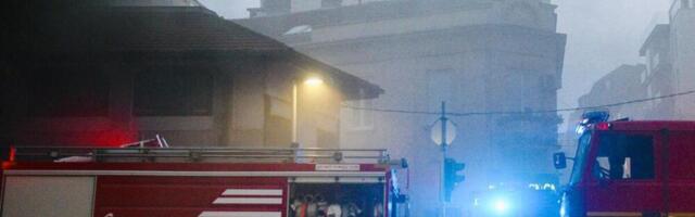 VATROGASNE EKIPE SE BORE SA VATROM! U Malom Mokrom Lugu izbio požar na samo 50 metara od benzinske pumpe!