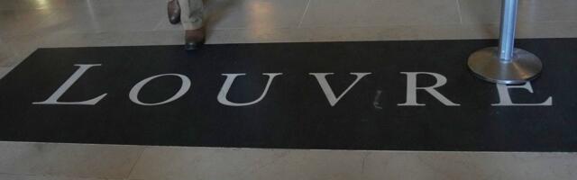Kradljivci u Luvru su mogli biti uhvaćeni da su čuvari pogledali kamere 30 sekundi ranije
