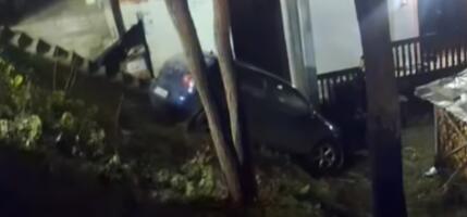 NESVAKIDAŠNJA NESREĆA U PRIJEPOLJU! Golfom sleteo sa puta pa završio u drvljaniku, malo falilo da se zakuca u kuću?! (VIDEO)