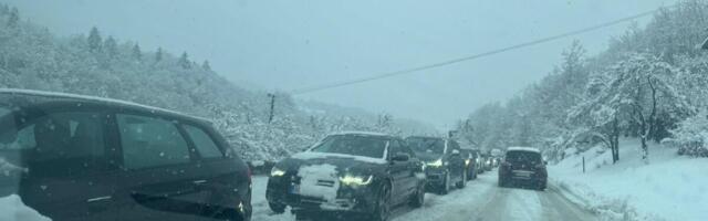 JAKA MEĆAVA NAPRAVILA PROBLEME U OVOM DELU SRBIJE! Vozači se zaglavili u snegu, dolazili drugi da ih šlepaju (FOTO)