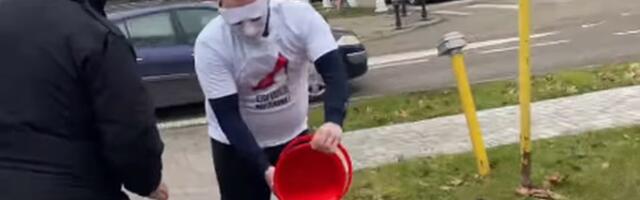 VIDEO: Maskirani muškarci se sa kantama crvene farbe zaleteli na štand organizacije "Mladi Kula"