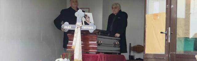 Otac Goge Sekulić slomljen na sahrani voljene supruge: Neutešan pored kovčega, pevačica i sestra u suzama