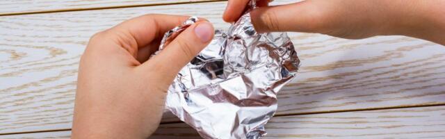 Stavite komad aluminijumske folije ispred vrata i gledajte šta se dešava: Rešiće vam veliki problem preko noći